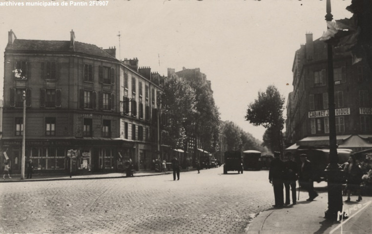 Le carrefour des Quatre-Routes (pharmacie, cabinet juridique).