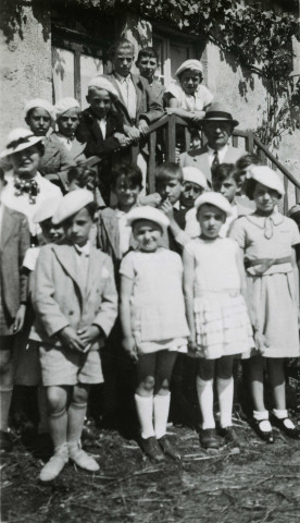 Colonies de vacances dans le nord du Morvan, groupe d'enfants posant avec le maire Charles Auray et son épouse au Pothenée : photographie noir et blanc.