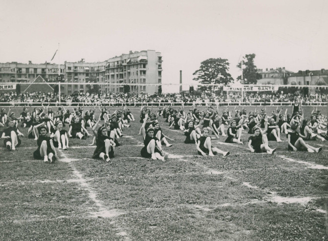 Fête d'éducation physique, mouvements d'ensemble : photographie noir et blanc.