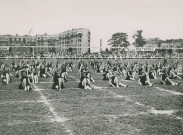 Fête d'éducation physique, mouvements d'ensemble : photographie noir et blanc.