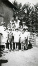 Colonies de vacances dans le nord du Morvan, groupe d'enfants posant avec le maire Charles Auray et son épouse à Champeaubeau : photographie noir et blanc.