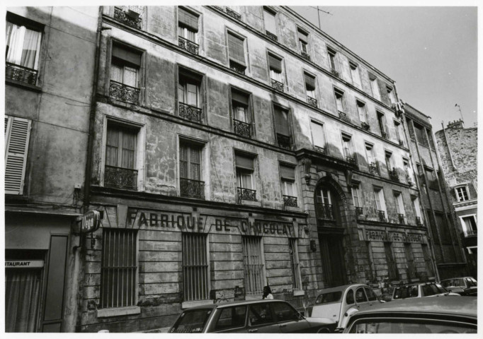 Façade de la fabrique de chocolat Perron : photographie noir et blanc.