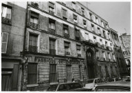 Façade de la fabrique de chocolat Perron : photographie noir et blanc.