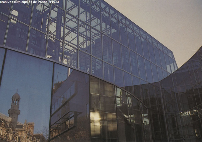 Le nouveau bâtiment de l'hôtel de ville construit par Jean-Claude Donnadieu est ouvert au public depuis le 7 mars 1994.