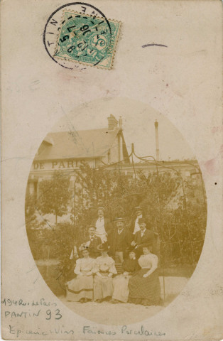 Portrait de famille devant l'épicerie Comte au194 avenue de Paris.
