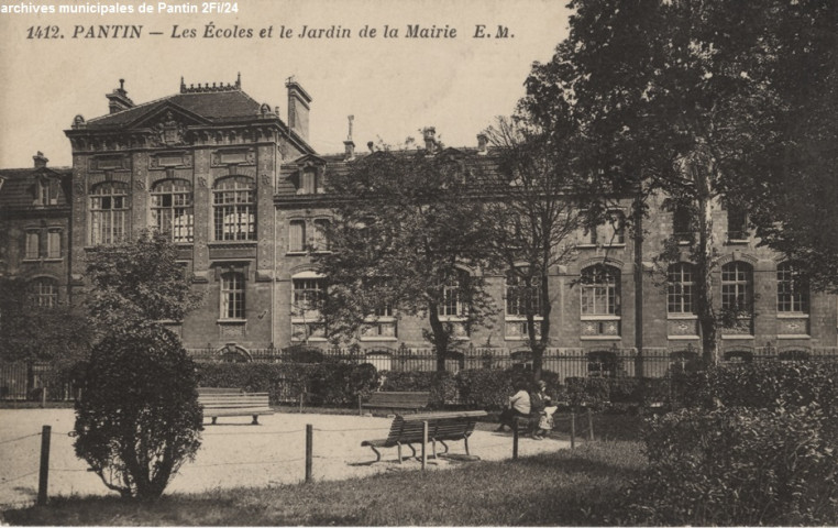 Écoles communales [groupe scolaire Sadi-Carnot] et jardin de la Mairie.