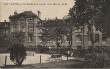Écoles communales [groupe scolaire Sadi-Carnot] et jardin de la Mairie.
