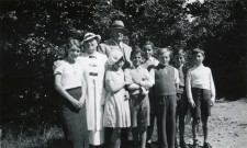 Colonies de vacances dans le nord du Morvan, groupe d'enfants posant avec le maire Charles Auray et son épouse aux Corbières : photographie noir et blanc.