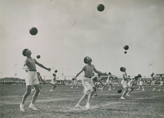 Fête d'éducation physique, mouvements d'ensemble avec des ballons : photographie noir et blanc.