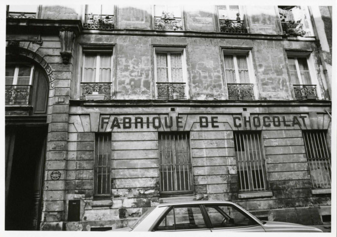 Façade de la fabrique de chocolat Perron : photographie noir et blanc.