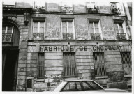 Façade de la fabrique de chocolat Perron : photographie noir et blanc.