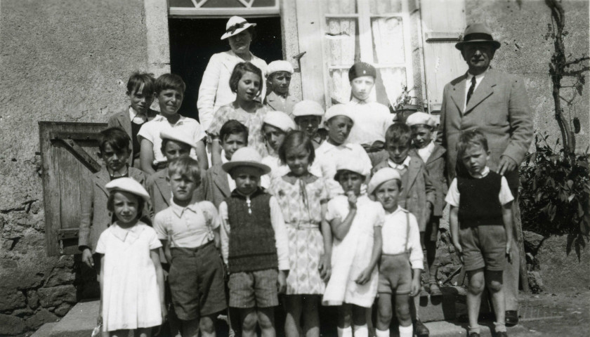 Colonies de vacances dans le nord du Morvan, groupe d'enfants posant avec le maire Charles Auray et son épouse à Surondin, Crépy, Boulois ou Montchaillon : photographie noir et blanc.