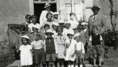 Colonies de vacances dans le nord du Morvan, groupe d'enfants posant avec le maire Charles Auray et son épouse à Surondin, Crépy, Boulois ou Montchaillon : photographie noir et blanc.