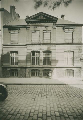 Dispensaire municipal, vue de la façade : photographie noir et blanc.