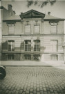 Dispensaire municipal, vue de la façade : photographie noir et blanc.