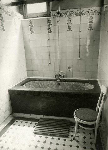 Bains-douches municipaux, intérieur d'une cabine : photographie noir et blanc.