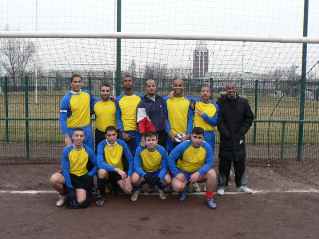 Football. - Match du FC Balzac lors du championnat FSGT au stade de la Motte à Bobigny : photographie de l'équipe devant une cage.