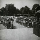 École de Plein-Air, enfants en rang en extérieur : photographie noir et blanc.
