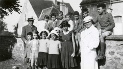 Colonies de vacances dans le nord du Morvan, groupe d'enfants posant avec le maire Charles Auray et son épouse : photographie noir et blanc.