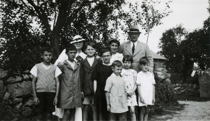 Colonies de vacances dans le nord du Morvan, groupe d'enfants posant avec le maire Charles Auray et son épouse aux Theureaux de Mâche : photographie noir et blanc.