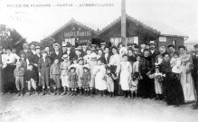 Route de Flandre, groupe d'habitants devant la « Cabane Bambou » : reproduction d'une carte postale.