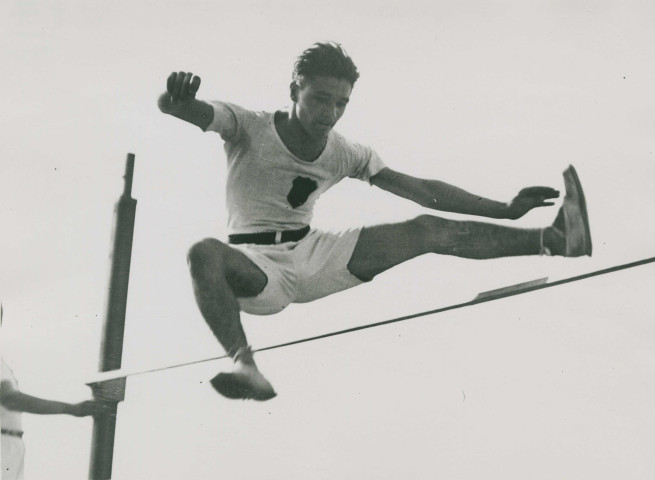 Fête d'éducation physique, saut en hauteur : photographie noir et blanc.