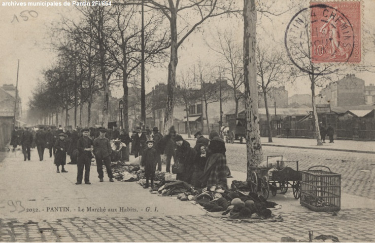 2032. Pantin - Le marché aux habits.