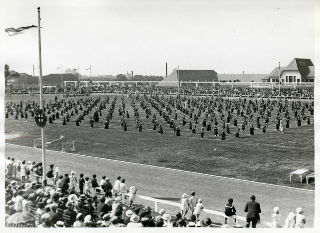 Fête d'éducation physique, vue large sur les mouvements d'ensemble avec des cerceaux fleuris : photographie noir et blanc.
