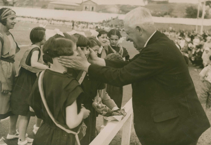 Fête d'éducation physique, enfants félicités par le maire Charles Auray : photographie noir et blanc.