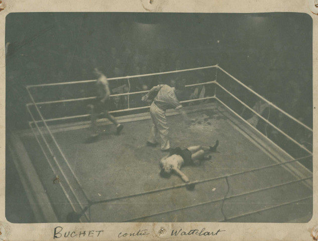 Combat de boxe entre Buchet et Wattelart : photographie noir et blanc.