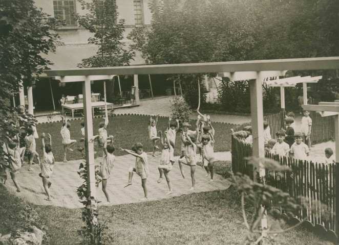 École de Plein-Air, gymnastique en extérieur : photographie noir et blanc.