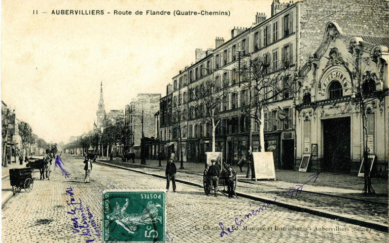 Route de Flandre [actuelle avenue Jean-Jaurès] avec en premier plan le Casino-Cinéma et en arrière-plan l'église Sainte-Marthe : carte postale noir et blanc.