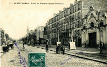 Route de Flandre [actuelle avenue Jean-Jaurès] avec en premier plan le Casino-Cinéma et en arrière-plan l'église Sainte-Marthe : carte postale noir et blanc.