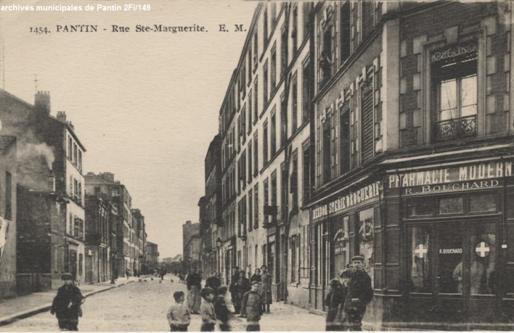 1454. Pantin - Rue Sainte-Marguerite (pharmacie Bouchard).