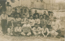 Groupe d'hommes posant pour la grève des boulangers de 1913 à Pantin.