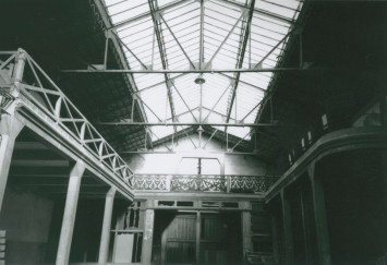 La grande halle en 1999, avant la réhabilitation - 3Fi4274 La grande halle en 1999, avant la réhabilitation