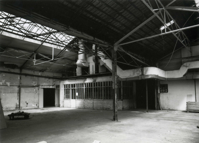Usine Motobécane désaffectée, vue de l'intérieur : photographie noir et blanc.