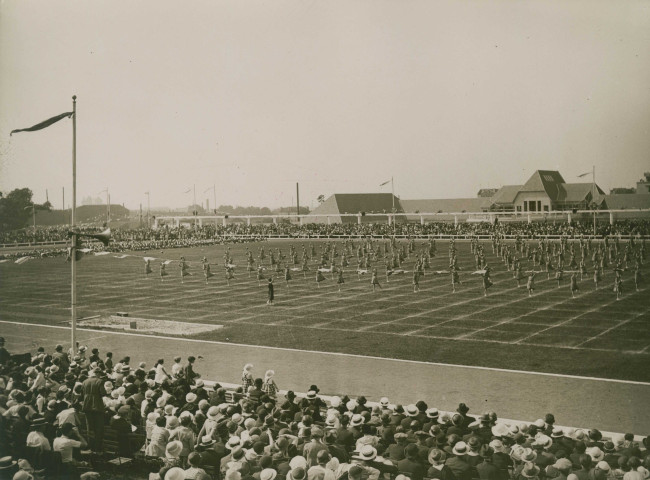 Fête d'éducation physique, vue large sur les mouvements d'ensemble et les spectateurs : photographie noir et blanc.