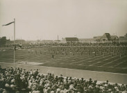 Fête d'éducation physique, vue large sur les mouvements d'ensemble et les spectateurs : photographie noir et blanc.