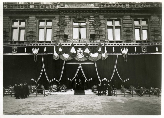 Enterrement du maire Charles Auray, hôtel de ville drapé de noir : photographie noir et blanc.