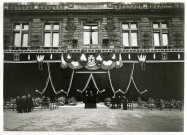 Enterrement du maire Charles Auray, hôtel de ville drapé de noir : photographie noir et blanc.
