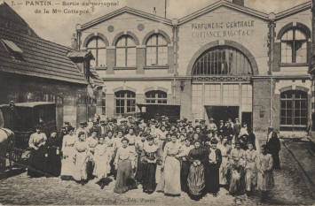 Ouvrières et ouvriers devant la Parfumerie centrale Cottance-Bagot - 2Fi221 Carte postale des ouvrières et ouvriers de la Parfumerie centrale Cottance-Bagot