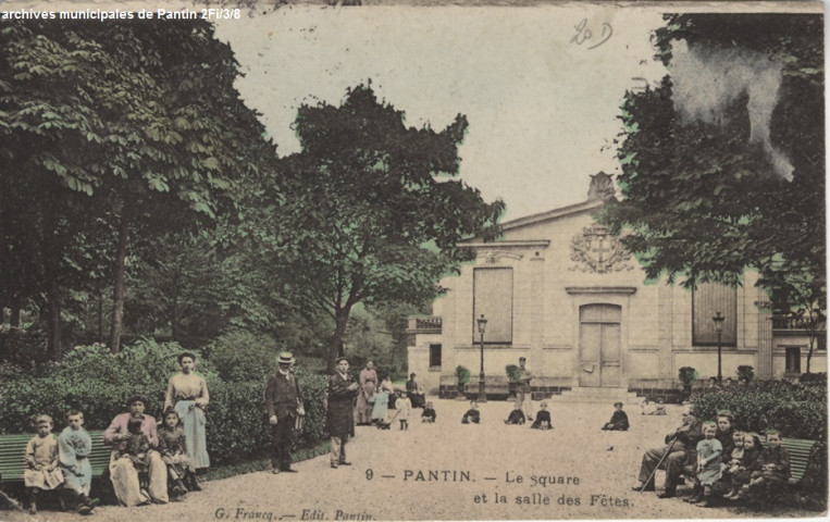 Square et salle des fêtes.