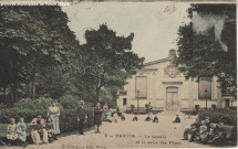Square et salle des fêtes.