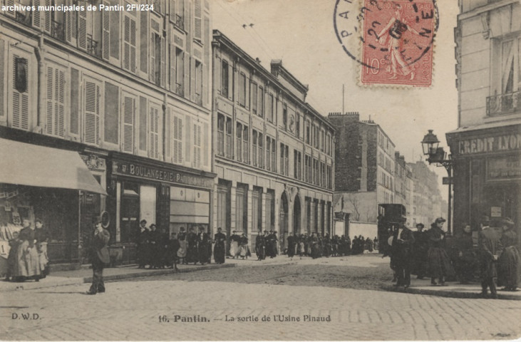 16. Pantin - La sortie de l'usine Pinaud.