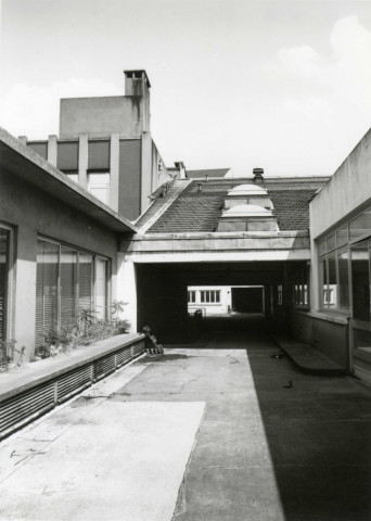Usine Motobécane désaffectée, vue de la cour : photographie noir et blanc.