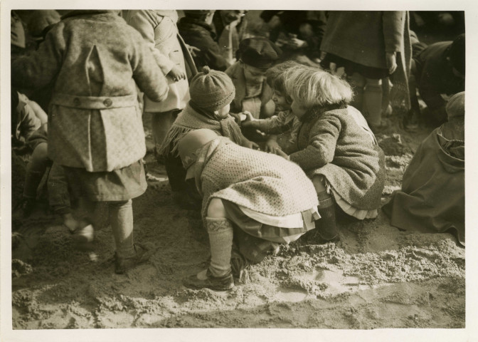 École maternelle de la route des Petits-Ponts, enfants jouant dans un bac à sable : photographie noir et blanc.