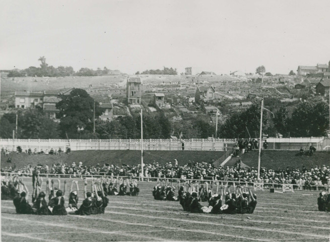 Fête d'éducation physique, mouvements d'ensemble : photographie noir et blanc.