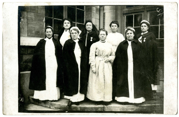 Hôpital auxiliaire n° 119 à Pantin, portrait de groupe d'infirmières de la Croix-Rouge : carte photographique.