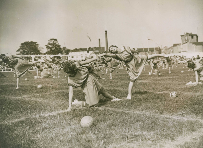 Fête d'éducation physique, mouvements d'ensemble avec des ballons : photographie noir et blanc.